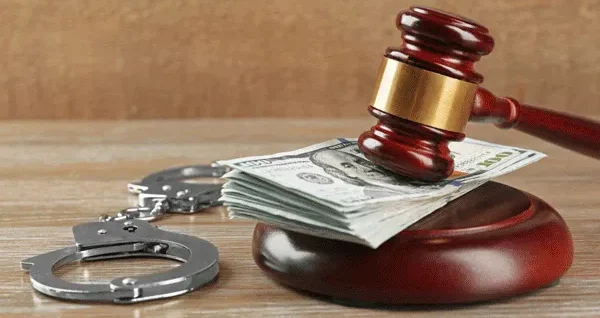 Kokomo, IN Arrest Information Lookup 4 Handcuff and gavel are on the table in Kokomo, IN.
