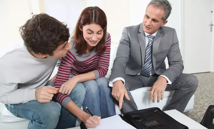 Indianapolis, IN Bail Bondsmen Services 14 An agent is doing process for bail bonds in Indianapolis, IN.